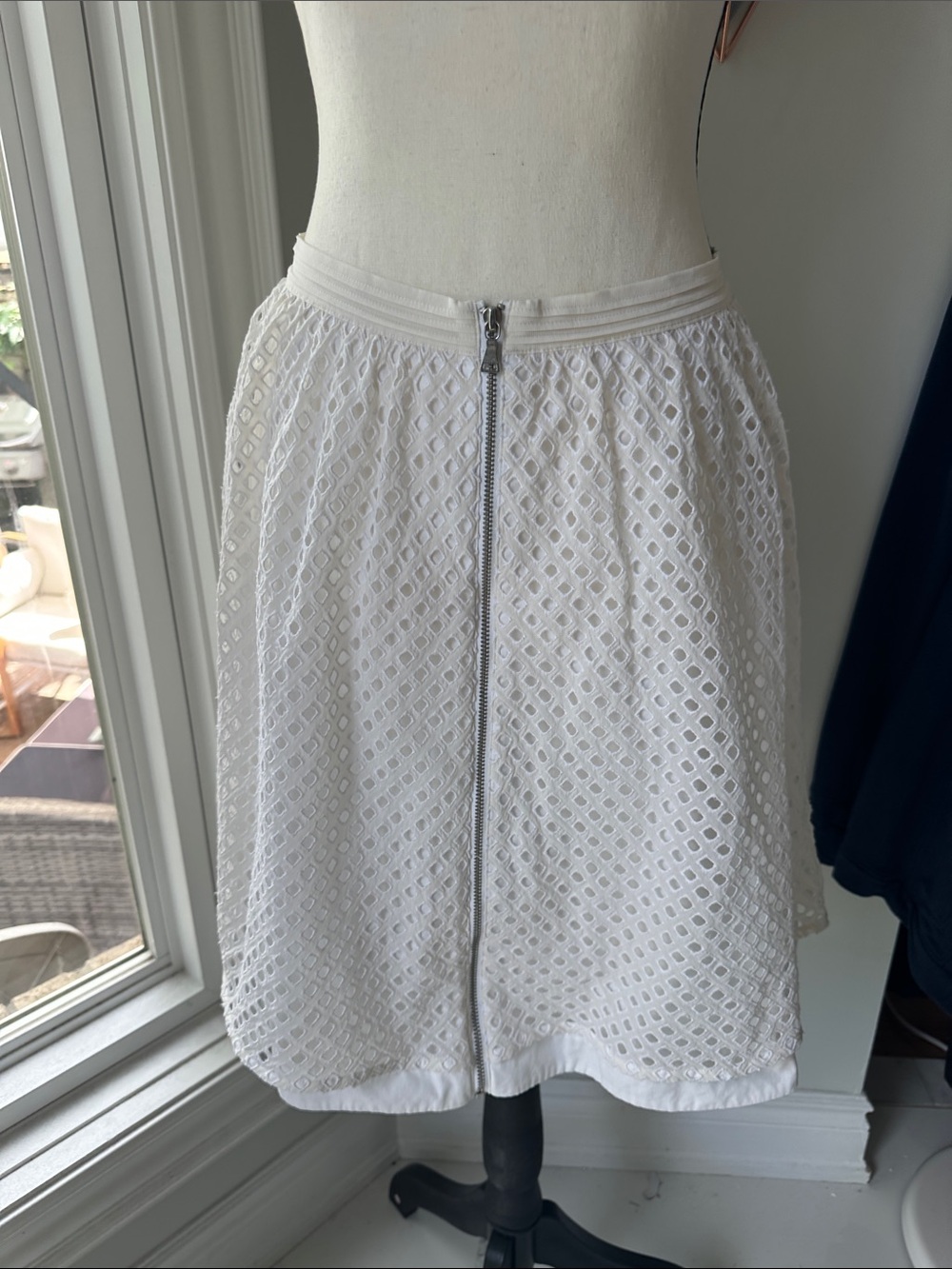 CLUB MONACO White Eyelet Lace A-Line Skirt Cotton with Front Zip Flare Size 4 - Picture 2 of 12